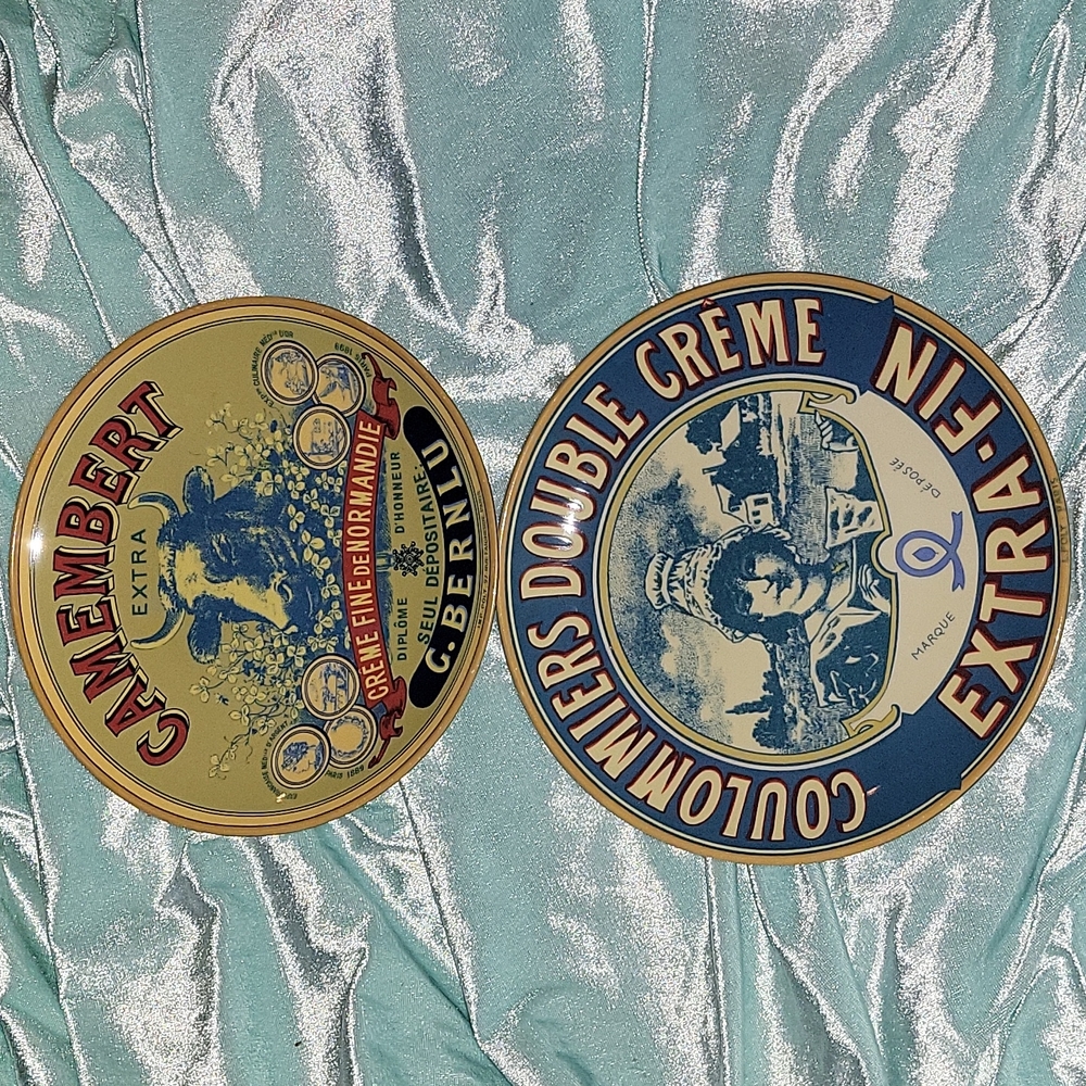 Set of decorative plates